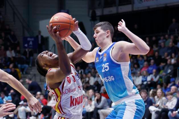 v.l. Marcus Carr (Fitness First Wuerzburg Baskets, 5) and Jacob Knauf (Frankfurt Skyliners, 25), 22.11.2025, Basketball, BBL, Frankfurt Skyliners vs. Fitness First Wuerzburg Baskets, GER, Frankfurt, Suewag Energie ARENA. Copyright: HMBxMedia xHeikoxBecker