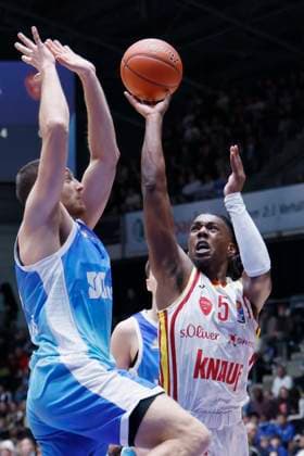 v.l. Radii Caisin (Frankfurt Skyliners, 16) and Marcus Carr (Fitness First Wuerzburg Baskets, 5), 22.11.2025, Basketball, BBL, Frankfurt Skyliners vs. Fitness First Wuerzburg Baskets, GER, Frankfurt, Suewag Energie ARENA. Copyright: HMBxMedia xHeikoxBecker