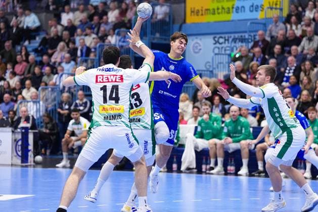 22.11.2025, xydrx, Handball, 1.HBL, VFL Gummersbach - SC DHfk Leipzig, Schwalbe-Arena: Julian Koester (VFL Gummersbach 7) im Zweikampf gegen Luka Rogan (SC DHfk Leipzig 33)und Franz Semper (SC DHfk Leipzig 32) Nordrhein-Westfahlen Deutschland