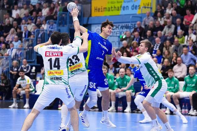 22.11.2025, xydrx, Handball, 1.HBL, VFL Gummersbach - SC DHfk Leipzig, Schwalbe-Arena: Julian Koester (VFL Gummersbach 7) im Zweikampf gegen Luka Rogan (SC DHfk Leipzig 33)und Franz Semper (SC DHfk Leipzig 32) Nordrhein-Westfahlen Deutschland