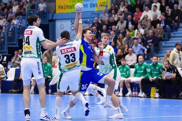22.11.2025, xydrx, Handball, 1.HBL, VFL Gummersbach - SC DHfk Leipzig, Schwalbe-Arena: Julian Koester (VFL Gummersbach 7) im Zweikampf gegen Luka Rogan (SC DHfk Leipzig 33)und Franz Semper (SC DHfk Leipzig 32) Nordrhein-Westfahlen Deutschland