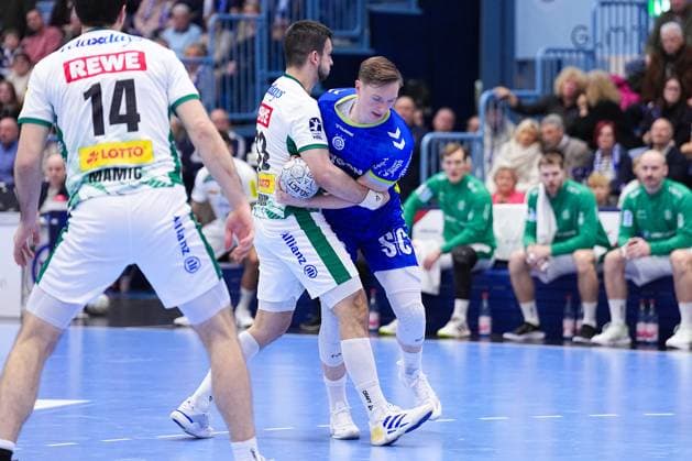 22.11.2025, xydrx, Handball, 1.HBL, VFL Gummersbach - SC DHfk Leipzig, Schwalbe-Arena: Luka Rogan (SC DHfk Leipzig 33) im Zweikampf gegen Ole Pregler (VFL Gummersbach 23) Nordrhein-Westfahlen Deutschland
