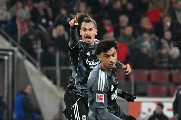 22.11.2025, xjhx, Fussball 1.Bundesliga, 1.FC Koeln - Eintracht Frankfurt v.l. Torjubel nach dem Tor zum celebrating the goal celebrate 1:1 durch Arthur Theate (Eintracht Frankfurt) (DFL DFB REGULATIONS PROHIBIT ANY USE OF PHOTOGRAPHS as IMAGE SEQUENCES and or QUASI-VIDEO) Koeln