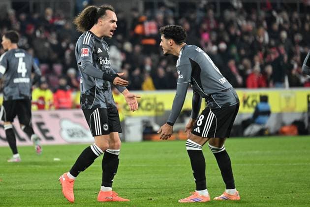 22.11.2025, xjhx, Fussball 1.Bundesliga, 1.FC Koeln - Eintracht Frankfurt v.l. Torjubel nach dem Tor zum celebrating the goal celebrate 1:1 durch Arthur Theate (Eintracht Frankfurt) (DFL DFB REGULATIONS PROHIBIT ANY USE OF PHOTOGRAPHS as IMAGE SEQUENCES and or QUASI-VIDEO) Koeln