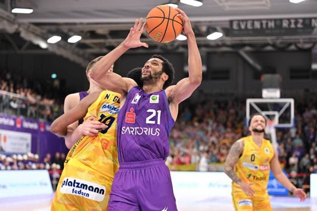 BG Göttingen - Phoenix Hagen Zach Jackson ( 21, GOT) im Spiel der BARMER 2. Basketball Bundesliga ProA zwischen der BG Göttingen und Phoenix Hagen in der Sparkassen-Arena, 22.11.2025, Göttingen, Deutschland. (Foto: Swen Pförtner) Göttingen Niedersachsen Deutschland