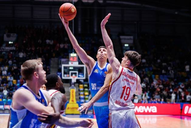 easycredit BBL, Frankfurt Skyliners - Fitness First Würzburg Baskets, 22.11.2025 Ryan Hawkins (Frankfurt Skyliners, 33) mit einem Korbleger gegen Christian Skladanowski (Fitness First Würzburg Baskets, 19) Spiel der easycredit BBL Frankfurt Skyliners - Fitness First Würzburg Baskets; am 8. Spieltag der Saison 25 26 in der Süwag Energie ARENA am 22.11.2025 Copyright: xBEAUTIFULxSPORTS Hahnex