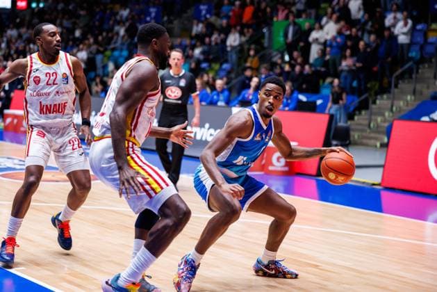 easycredit BBL, Frankfurt Skyliners - Fitness First Würzburg Baskets, 22.11.2025 William Christmas (Frankfurt Skyliners, 8) im Zweikampf mit Eddy Edigin Jr (Fitness First Würzburg Baskets, 27) Spiel der easycredit BBL Frankfurt Skyliners - Fitness First Würzburg Baskets; am 8. Spieltag der Saison 25 26 in der Süwag Energie ARENA am 22.11.2025 Copyright: xBEAUTIFULxSPORTS Hahnex