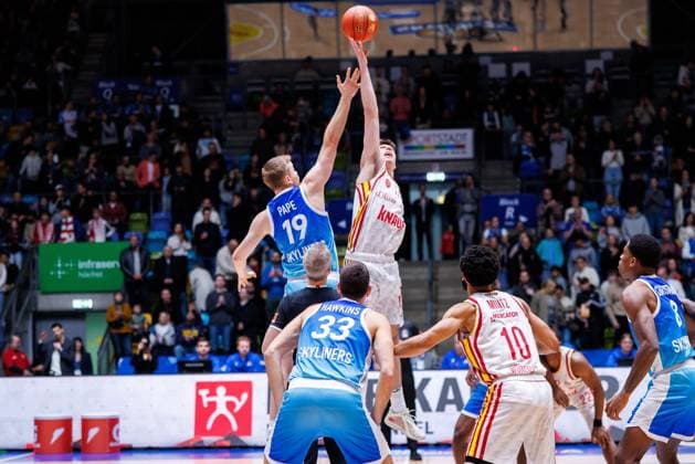 easycredit BBL, Frankfurt Skyliners - Fitness First Würzburg Baskets, 22.11.2025 Tip Off in Frankfurt Spiel der easycredit BBL Frankfurt Skyliners - Fitness First Würzburg Baskets; am 8. Spieltag der Saison 25 26 in der Süwag Energie ARENA am 22.11.2025 Copyright: xBEAUTIFULxSPORTS Hahnex