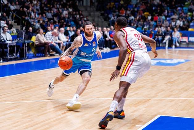 easycredit BBL, Frankfurt Skyliners - Fitness First Würzburg Baskets, 22.11.2025 Logan Johnson (Frankfurt Skyliners, 0) gegen Johnathan Stove (Fitness First Würzburg Baskets, 22) Spiel der easycredit BBL Frankfurt Skyliners - Fitness First Würzburg Baskets; am 8. Spieltag der Saison 25 26 in der Süwag Energie ARENA am 22.11.2025 Copyright: xBEAUTIFULxSPORTS Hahnex