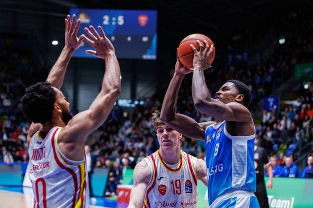 easycredit BBL, Frankfurt Skyliners - Fitness First Würzburg Baskets, 22.11.2025 William Christmas (Frankfurt Skyliners, 8) mit Ball gegen Davion Mintz (Fitness First Würzburg Baskets, 10) Spiel der easycredit BBL Frankfurt Skyliners - Fitness First Würzburg Baskets; am 8. Spieltag der Saison 25 26 in der Süwag Energie ARENA am 22.11.2025 Copyright: xBEAUTIFULxSPORTS Hahnex