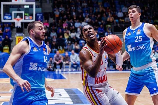 easycredit BBL, Frankfurt Skyliners - Fitness First Würzburg Baskets, 22.11.2025 Marcus Carr (Fitness First Würzburg Baskets, 5) mit Ball gegen Radii Caisin (Frankfurt Skyliners, 16) Spiel der easycredit BBL Frankfurt Skyliners - Fitness First Würzburg Baskets; am 8. Spieltag der Saison 25 26 in der Süwag Energie ARENA am 22.11.2025 Copyright: xBEAUTIFULxSPORTS Hahnex