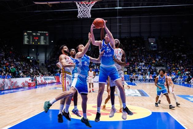 easycredit BBL, Frankfurt Skyliners - Fitness First Würzburg Baskets, 22.11.2025 Jacob Knauf (Frankfurt Skyliners, 25) sichert sich unter dem Korb einen Defensiv Rebound Spiel der easycredit BBL Frankfurt Skyliners - Fitness First Würzburg Baskets; am 8. Spieltag der Saison 25 26 in der Süwag Energie ARENA am 22.11.2025 Copyright: xBEAUTIFULxSPORTS Hahnex