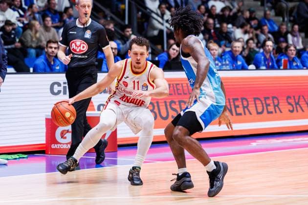 easycredit BBL, Frankfurt Skyliners - Fitness First Würzburg Baskets, 22.11.2025 Brae Ivey (Fitness First Würzburg Baskets, 11) gegen Isaiah Swope (Frankfurt Skyliners, 1) Spiel der easycredit BBL Frankfurt Skyliners - Fitness First Würzburg Baskets; am 8. Spieltag der Saison 25 26 in der Süwag Energie ARENA am 22.11.2025 Copyright: xBEAUTIFULxSPORTS Hahnex