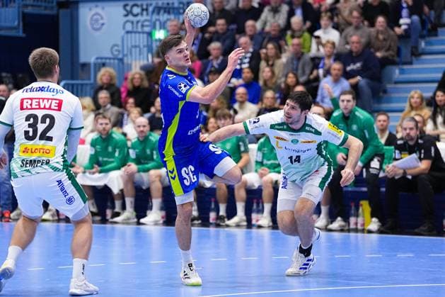 22.11.2025, xydrx, Handball, 1.HBL, VFL Gummersbach - SC DHfk Leipzig, Schwalbe-Arena: Kay Smits (VFL Gummersbach 31) im Zweikampf gegen Marko Mamic (SC DHfk Leipzig 14) Nordrhein-Westfahlen Deutschland *** 22 11 2025, xydrx, Handball, 1 HBL, VFL Gummersbach SC DHfk Leipzig, Schwalbe Arena Kay Smits VFL Gummersbach 31 in duel against Marko Mamic SC DHfk Leipzig 14 North Rhine-Westphalia Germany