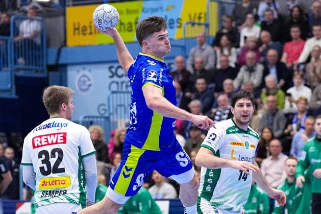 22.11.2025, xydrx, Handball, 1.HBL, VFL Gummersbach - SC DHfk Leipzig, Schwalbe-Arena: Kay Smits (VFL Gummersbach 31) im Zweikampf gegen Marko Mamic (SC DHfk Leipzig 14) Nordrhein-Westfahlen Deutschland