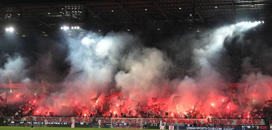 22.11.2025, xophax, Fussball 1.Bundesliga, 1.FC Koeln - Eintracht Frankfurt Nach stillem Protest der Ultras vom 1.FC Köln in der Südkurve wurde Pyrotechnik gezündet. (DFL DFB REGULATIONS PROHIBIT ANY USE OF PHOTOGRAPHS as IMAGE SEQUENCES and or QUASI-VIDEO) Koeln