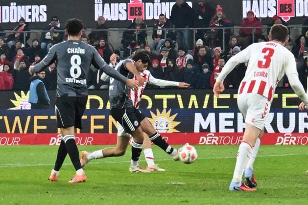 GER, 1.FBL, 1. FC Koeln vs. Eintracht Frankfurt 22.11.2025, Rheinenergie Stadion, Koeln, GER, 1.FBL, 1. FC Koeln vs. Eintracht Frankfurt, im Bild: 1:2 durch Mahmoud Dahoud (Frankfurt 18),