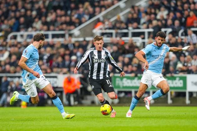 Newcastle United v Manchester City, Premier League Harvey Barnes Of Newcastle United in action during the Newcastle United v Manchester City Premier League match at St. James Park, Newcastle Upon Tyne, England on 22 November 2025 Credit: Lee Keuneke Every Second Media Editorial use only. All images are copyright Every Second Media Limited. No images may be reproduced without prior permission. All rights reserved. Premier League and Football League images are subject to licensing agreements with Football DataCo Limited. see https: www.football-dataco.com Copyright: xIMAGO EveryxSecondxMediax ESM-1674-0037 LeexKeunekex xEveryxSecondxMediax