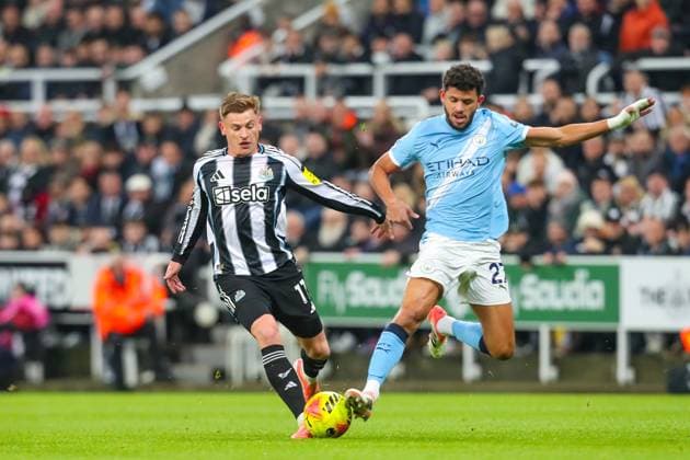 Newcastle United v Manchester City, Premier League Harvey Barnes Of Newcastle United battles with Matheus Nunes Of Manchester City during the Newcastle United v Manchester City Premier League match at St. James Park, Newcastle Upon Tyne, England on 22 November 2025 Credit: Lee Keuneke Every Second Media Editorial use only. All images are copyright Every Second Media Limited. No images may be reproduced without prior permission. All rights reserved. Premier League and Football League images are subject to licensing agreements with Football DataCo Limited. see https: www.football-dataco.com Copyright: xIMAGO EveryxSecondxMediax ESM-1674-0038 LeexKeunekex xEveryxSecondxMediax