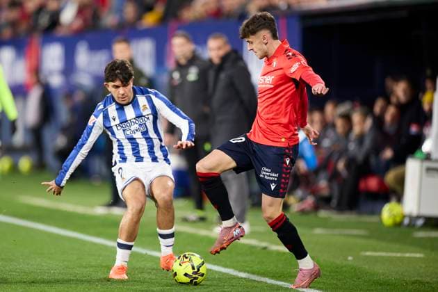 November 22, 2025, Pamplona, Navarra, Spain: Jon Aramburu of Real Sociedad competes for the ball with Aimar Oroz of CA Osasuna during the LaLiga EA Sports match between CA Osasuna and Real Sociedad at El Sadar on November 22, 2025, in Pamplona, Spain. Pamplona Spain - ZUMAa181 20251122_zaa_a181_191 Copyright: xRicardoxLarreinax