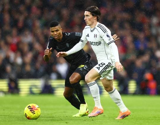 Fulham v Sunderland, English Premier League, The London Stadium, London, UK - 22 11 2025 Harry Wilson of Fulham of Fulham is shadowed by Reinildo Mandava of Sunderland in the Premier League game at Craven Cottage London Craven Cottage London GBR, UK NEWSPAPERS OUT Copyright: xMarkxGreenwoodx
