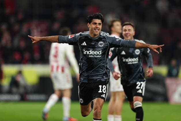 22.11.2025, Fussball Bundesliga, 1. FC Köln - Eintracht Frankfurt, v.l., Torjubel zum 1:2 durch Mahmoud Dahoud (Eintracht Frankfurt), Goal celebration, celebrate the goal DFL DFB REGULATIONS PROHIBIT ANY USE OF PHOTOGRAPHS AS IMAGE SEQUENCES AND OR QUASI-VIDEO. xdcx *** 22 11 2025, Soccer Bundesliga, 1 FC Köln Eintracht Frankfurt, v l , Goal celebration, celebrate the goal DFL DFB REGULATIONS PROHIBIT ANY USE OF PHOTOGRAPHS AS IMAGE SEQUENCES AND OR QUASI VIDEO xdcx Copyright: HMBxMedia Claus