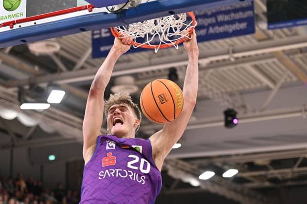 BG Göttingen - Phoenix Hagen Janis Jünemann ( 20, GOT) im Spiel der BARMER 2. Basketball Bundesliga ProA zwischen der BG Göttingen und Phoenix Hagen in der Sparkassen-Arena, 22.11.2025, Göttingen, Deutschland. (Foto: Swen Pförtner) Göttingen Niedersachsen Deutschland