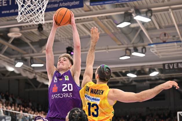 BG Göttingen - Phoenix Hagen Janis Jünemann ( 20, GOT) und Dom V. Waarden ( 13, HAG) im Spiel der BARMER 2. Basketball Bundesliga ProA zwischen der BG Göttingen und Phoenix Hagen in der Sparkassen-Arena, 22.11.2025, Göttingen, Deutschland. (Foto: Swen Pförtner) Göttingen Niedersachsen Deutschland