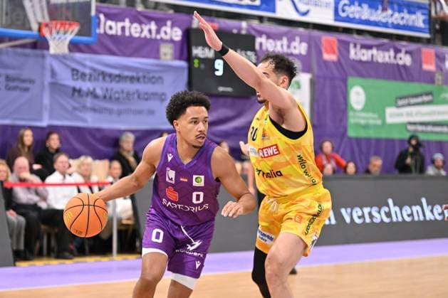 BG Göttingen - Phoenix Hagen Nils Schmitz ( 0, GOT) und Jeffrey Carroll ( 30, HAG) im Spiel der BARMER 2. Basketball Bundesliga ProA zwischen der BG Göttingen und Phoenix Hagen in der Sparkassen-Arena, 22.11.2025, Göttingen, Deutschland. (Foto: Swen Pförtner) Göttingen Niedersachsen Deutschland