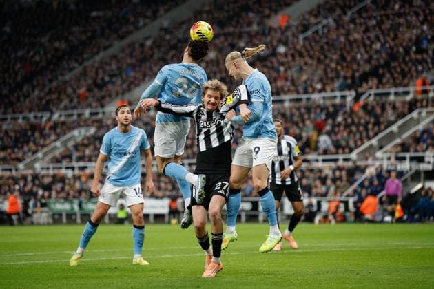 Newcastle United v Manchester City Premier League 22 11 2025. Josko Gvardiol of Manchester City beats Nick Woltemade of Newcastle United to the header during the Premier League match between Newcastle United and Manchester City at St. James s Park, Newcastle, England on 22 November 2025. Newcastle St. James s Park Tyne and Wear England Editorial use only DataCo restrictions apply See www.football-dataco.com , Copyright: xCraigxCowanx PSI-23242-0048
