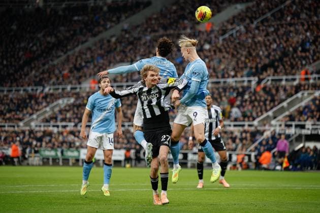 Newcastle United v Manchester City Premier League 22 11 2025. Erling Haland of Manchester City beats Nick Woltemade of Newcastle United to the header during the Premier League match between Newcastle United and Manchester City at St. James s Park, Newcastle, England on 22 November 2025. Newcastle St. James s Park Tyne and Wear England Editorial use only DataCo restrictions apply See www.football-dataco.com , Copyright: xCraigxCowanx PSI-23242-0050