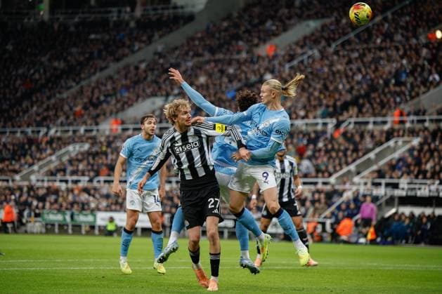 Newcastle United v Manchester City Premier League 22 11 2025. Nick Woltemade of Newcastle United unable to beat Josko Gvardiol and Erling Haland of Manchester City to the ball during the Premier League match between Newcastle United and Manchester City at St. James s Park, Newcastle, England on 22 November 2025. Newcastle St. James s Park Tyne and Wear England Editorial use only DataCo restrictions apply See www.football-dataco.com , Copyright: xCraigxCowanx PSI-23242-0051