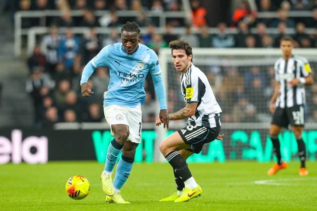 Newcastle United v Manchester City, Premier League JÃ rÃ my Doku Of Manchester City under pressure from Sandro Tonali Of Newcastle United during the Newcastle United v Manchester City Premier League match at St. James Park, Newcastle Upon Tyne, England on 22 November 2025 Credit: Lee Keuneke Every Second Media Editorial use only. All images are copyright Every Second Media Limited. No images may be reproduced without prior permission. All rights reserved. Premier League and Football League images are subject to licensing agreements with Football DataCo Limited. see https: www.football-dataco.com Copyright: xIMAGO EveryxSecondxMediax ESM-1674-0039 LeexKeunekex xEveryxSecondxMediax