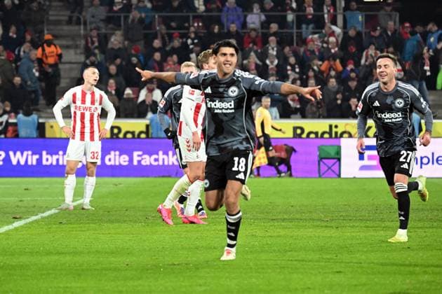 22.11.2025, xjhx, Fussball 1.Bundesliga, 1.FC Koeln - Eintracht Frankfurt v.l. Torjubel nach dem Tor zum celebrating the goal celebrate 1:2 durch Mahmoud Dahoud (Eintracht Frankfurt) (DFL DFB REGULATIONS PROHIBIT ANY USE OF PHOTOGRAPHS as IMAGE SEQUENCES and or QUASI-VIDEO) Koeln