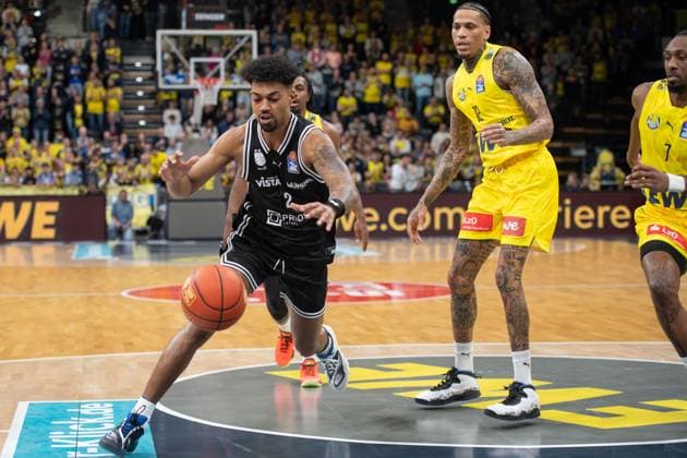 GER, Basketball, easy Credit- BBL, EWE Baskets Oldenburg vs Bamberg Baskets 22.11.2025, EWE Arena, Oldenburg, GER, easy Credit-BBL, EWE Baskets Oldenburg vs Bamberg Baskets, im Bild Ibrahim WATSON ( Bamberg Baskets 2 ) Michale KYSER ( EWE Baskets Oldenburg 12 ) Dakarai TUCKER ( EWE Baskets Oldenburg 7 )