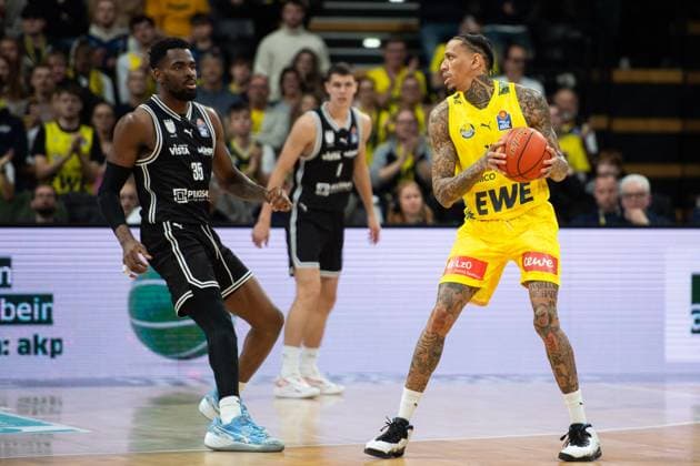GER, Basketball, easy Credit- BBL, EWE Baskets Oldenburg vs Bamberg Baskets 22.11.2025, EWE Arena, Oldenburg, GER, easy Credit-BBL, EWE Baskets Oldenburg vs Bamberg Baskets, im Bild Michale KYSER ( EWE Baskets Oldenburg 12 ) Ejiofor ONU ( Bamberg Baskets 35 )