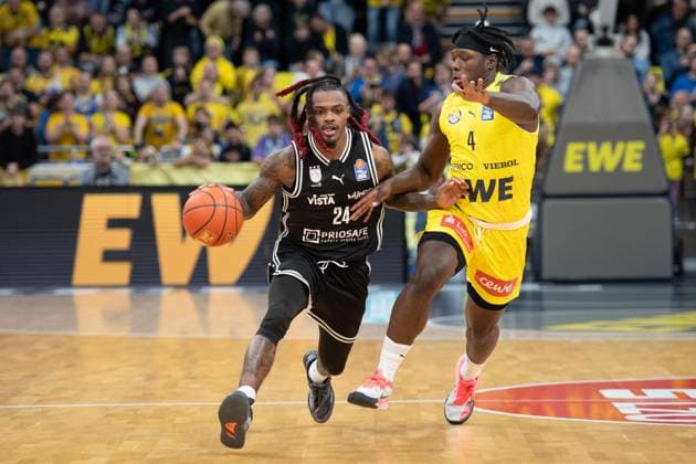 GER, Basketball, easy Credit- BBL, EWE Baskets Oldenburg vs Bamberg Baskets 22.11.2025, EWE Arena, Oldenburg, GER, easy Credit-BBL, EWE Baskets Oldenburg vs Bamberg Baskets, im Bild Cobe WILLIAMS ( Bamberg Baskets 24 ) Brain FOBBS ( EWE Baskets Oldenburg 4 )