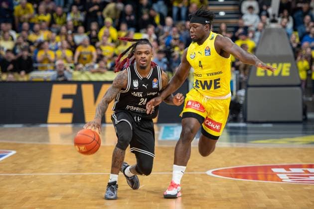 GER, Basketball, easy Credit- BBL, EWE Baskets Oldenburg vs Bamberg Baskets 22.11.2025, EWE Arena, Oldenburg, GER, easy Credit-BBL, EWE Baskets Oldenburg vs Bamberg Baskets, im Bild Cobe WILLIAMS ( Bamberg Baskets 24 ) Brain FOBBS ( EWE Baskets Oldenburg 4 )