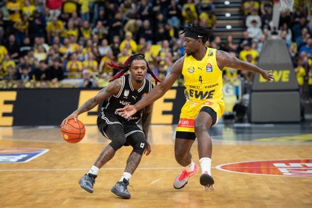 GER, Basketball, easy Credit- BBL, EWE Baskets Oldenburg vs Bamberg Baskets 22.11.2025, EWE Arena, Oldenburg, GER, easy Credit-BBL, EWE Baskets Oldenburg vs Bamberg Baskets, im Bild Cobe WILLIAMS ( Bamberg Baskets 24 ) Brain FOBBS ( EWE Baskets Oldenburg 4 )