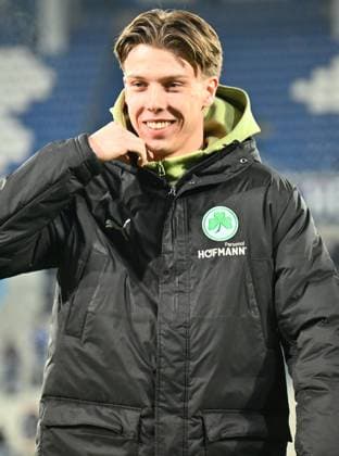 22.11.2025 - Fussball - Saison 2025 2026 - 2. Fussball - Bundesliga - 13. Spieltag: SV Darmstadt 98 SVD ( Lilien ) - SpVgg Greuther Fürth ( Kleeblatt ) - Sportfoto Zink - xwoxzix - DFL regulations prohibit any use of photographs as image sequences and or quasi-video - only for editorial use - Timo Schlieck (21, SpVgg Greuther Fürth ) vor Spielbeginn