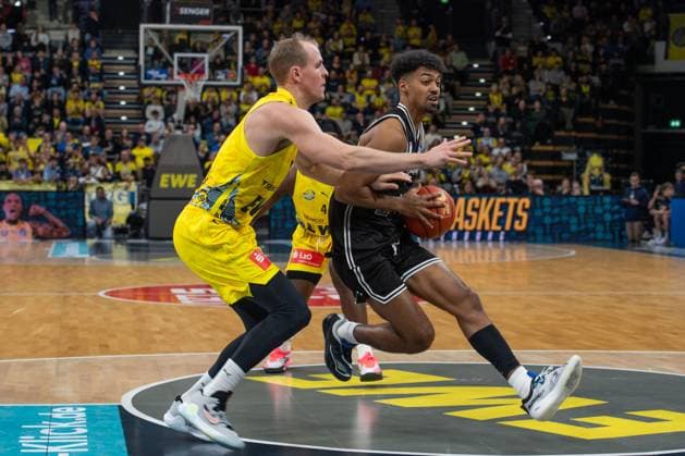 GER, Basketball, easy Credit- BBL, EWE Baskets Oldenburg vs Bamberg Baskets 22.11.2025, EWE Arena, Oldenburg, GER, easy Credit-BBL, EWE Baskets Oldenburg vs Bamberg Baskets, im Bild Ibrahim WATSON ( Bamberg Baskets 2 ) Seth HINRICHS ( EWE Baskets Oldenburg 21 )