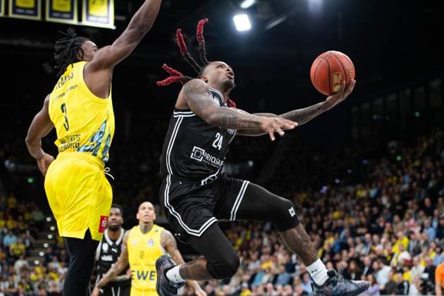 GER, Basketball, easy Credit- BBL, EWE Baskets Oldenburg vs Bamberg Baskets 22.11.2025, EWE Arena, Oldenburg, GER, easy Credit-BBL, EWE Baskets Oldenburg vs Bamberg Baskets, im Bild Cobe WILLIAMS ( Bamberg Baskets 24 ) Chris CLEMONS ( EWE Baskets Oldenburg 3 )
