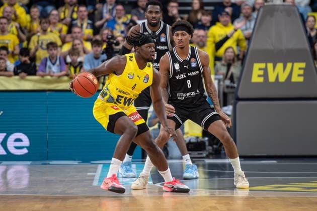GER, Basketball, easy Credit- BBL, EWE Baskets Oldenburg vs Bamberg Baskets 22.11.2025, EWE Arena, Oldenburg, GER, easy Credit-BBL, EWE Baskets Oldenburg vs Bamberg Baskets, im Bild Brain FOBBS ( EWE Baskets Oldenburg 4 ) Demarcus Marquette DEMONIA ( Bamberg Baskets 8 )