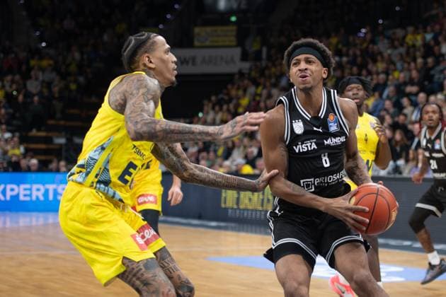 GER, Basketball, easy Credit- BBL, EWE Baskets Oldenburg vs Bamberg Baskets 22.11.2025, EWE Arena, Oldenburg, GER, easy Credit-BBL, EWE Baskets Oldenburg vs Bamberg Baskets, im Bild Demarcus Marquette DEMONIA ( Bamberg Baskets 8 ) Michale KYSER ( EWE Baskets Oldenburg 12 )