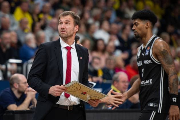 GER, Basketball, easy Credit- BBL, EWE Baskets Oldenburg vs Bamberg Baskets 22.11.2025, EWE Arena, Oldenburg, GER, easy Credit-BBL, EWE Baskets Oldenburg vs Bamberg Baskets, im Bild Anton GAVEL ( Bamberg Baskets Head-Coach Trainer )