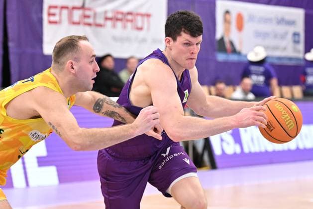 BG Göttingen - Phoenix Hagen Kevin Buckingham ( 9, GOT) und Devin Schmidt ( 8, HAG) im Spiel der BARMER 2. Basketball Bundesliga ProA zwischen der BG Göttingen und Phoenix Hagen in der Sparkassen-Arena, 22.11.2025, Göttingen, Deutschland. (Foto: Swen Pförtner) Göttingen Niedersachsen Deutschland