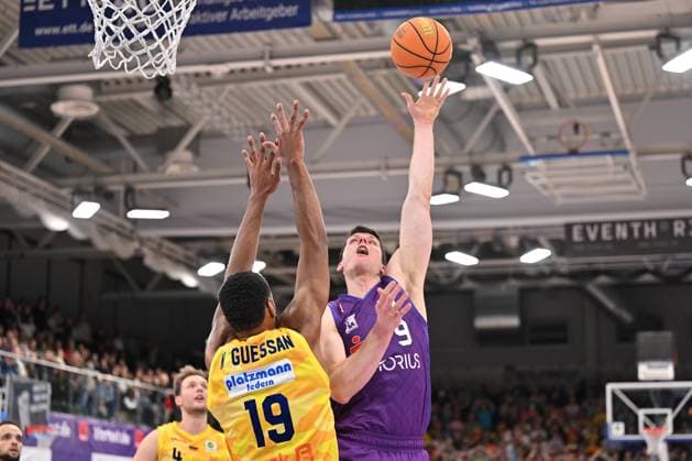 BG Göttingen - Phoenix Hagen Kevin Buckingham ( 9, GOT) und Lucas N™Guessan ( 19, HAG) im Spiel der BARMER 2. Basketball Bundesliga ProA zwischen der BG Göttingen und Phoenix Hagen in der Sparkassen-Arena, 22.11.2025, Göttingen, Deutschland. (Foto: Swen Pförtner) Göttingen Niedersachsen Deutschland