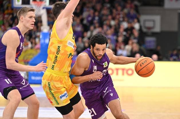 BG Göttingen - Phoenix Hagen Zach Jackson ( 21, GOT) und Dennis Nawrocki ( 2, HAG) im Spiel der BARMER 2. Basketball Bundesliga ProA zwischen der BG Göttingen und Phoenix Hagen in der Sparkassen-Arena, 22.11.2025, Göttingen, Deutschland. (Foto: Swen Pförtner) Göttingen Niedersachsen Deutschland