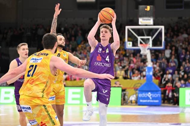BG Göttingen - Phoenix Hagen Daniel Kirchner ( 4, GOT) im Spiel der BARMER 2. Basketball Bundesliga ProA zwischen der BG Göttingen und Phoenix Hagen in der Sparkassen-Arena, 22.11.2025, Göttingen, Deutschland. (Foto: Swen Pförtner) Göttingen Niedersachsen Deutschland