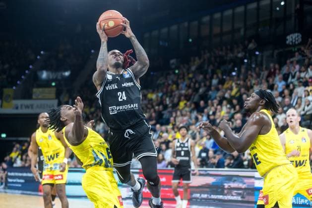 Oldenburg, Niedersachsen, DEU, 22.11.2025, Cobe Williams (Mitte, BMA365 Bamberg Baskets), Christopher Clemons (links, EWE Baskets Oldenburg) und Brian Fobbs (rechts, EWE Baskets Oldenburg). EWE Baskets Oldenburg vs. BMA365 Bamberg Baskets. 1. Basketball-Bundesliga Saison 2025 2026, 8. Spieltag, Grosse EWE Arena. EWE Baskets Oldenburg vs. BMA365 Bamberg Baskets